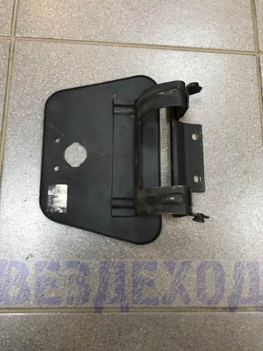 Крышка люка бензобака ГАЗ-2410 с петлёй (на крыло) 